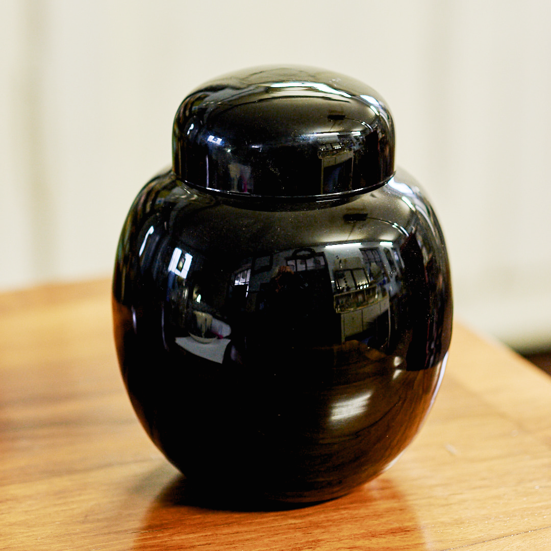 Vaso di vetro nero
